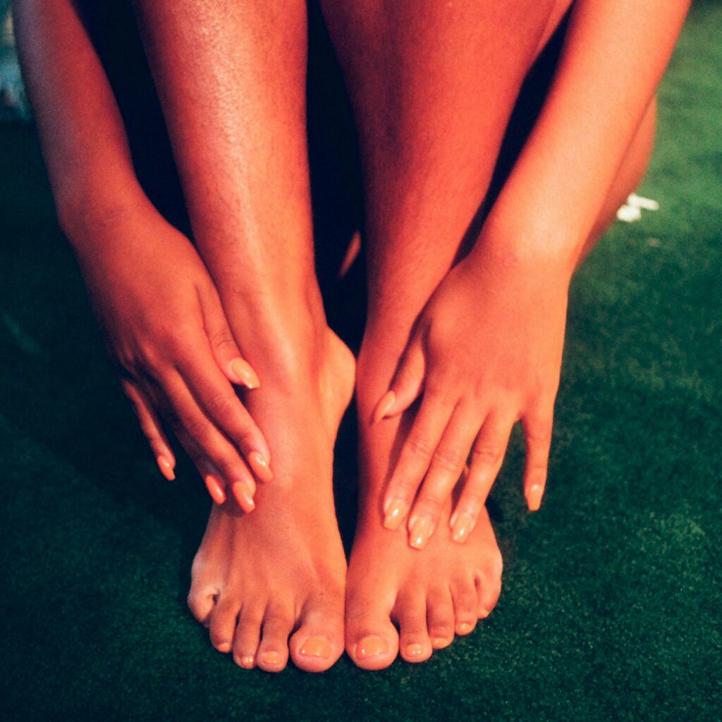 mains et pieds sous le soleil