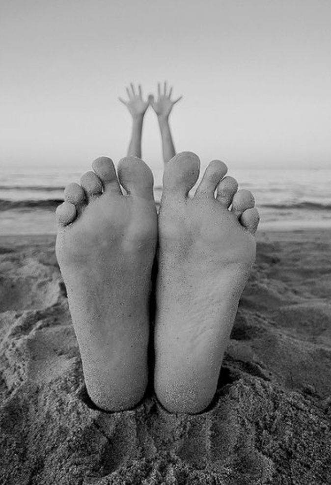 pieds sur le sable et un ciel ouvert