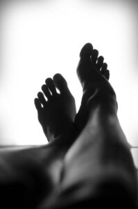 photo blanc et noir des pieds